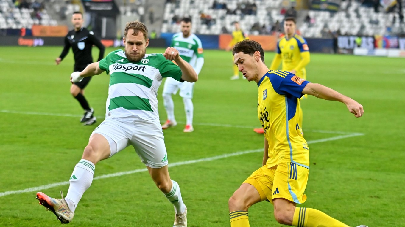 Na snímke zľava Lukáš Fabiš (Skalica) a Matej Madleňák (Košice).