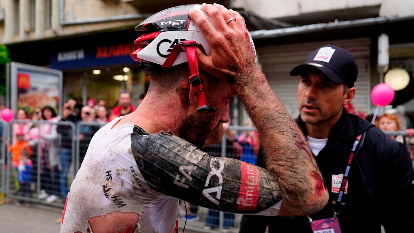 Britský cyklista Adam Yates po páde v 2. etape Giro d'Italia 2026.