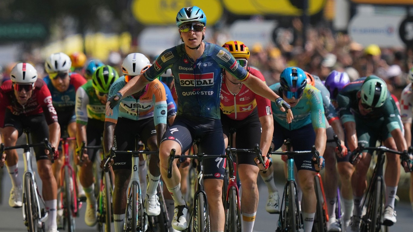 Tim Merlier oslavuje víťazstvo na Tour de France