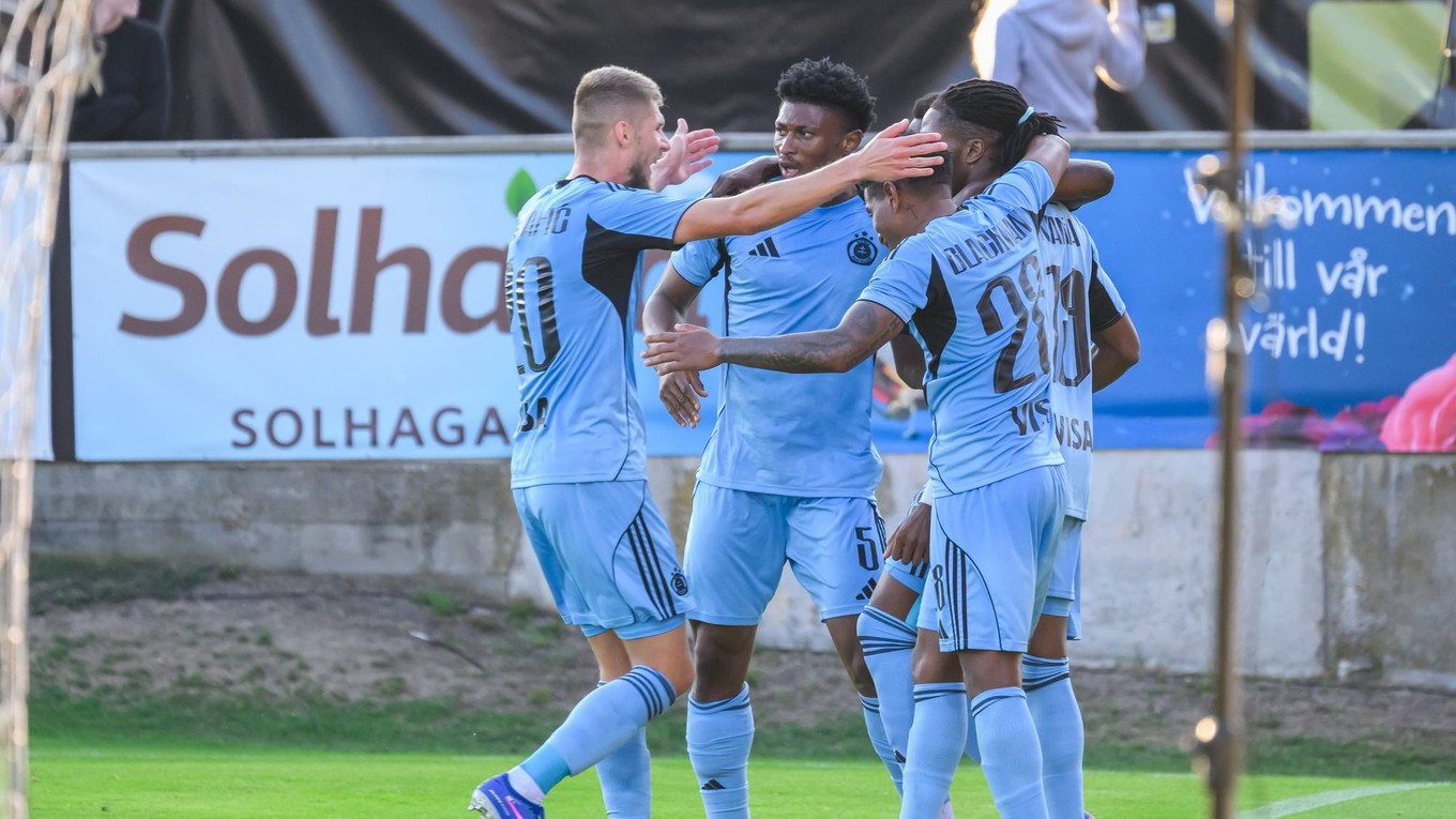 Hráči Slovana sa tešia z gólu počas prvého zápasu 3. predkola Ligy majstrov Mjällby AIF - ŠK Slovan Bratislava.