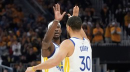 Krídelník Golden State Warriors Jimmy Butler (vľavo) oslavuje spolu s rozohrávačom Stephenom Currym (30).