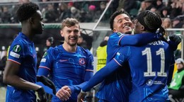 Futbalista Chelsea Londýn Noni Madueke (vpravo) sa teší so spoluhráčmi z gólu.