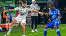 zľava Martin Regáli (Prešov) a Kelvin Ofori (Slovan)