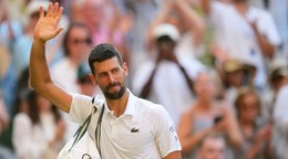 Novak Djokovič odchádza po prehre v semifinále Wimbledonu  proti Talianovi Jannikovi Sinnerovi