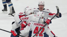 Martin Fehérváry (42) oslavuje gól so spoluhráčmi