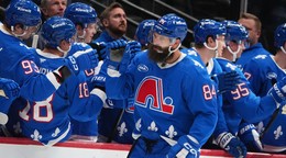 Momentka zo zápasu Montreal - Colorado. Avalanche nastúpili na stretnutie v spomienkových dresoch Quebecu Nordiques.