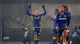 Verona oslavuje gól. 