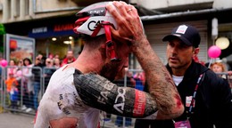 Britský cyklista Adam Yates po páde v 2. etape Giro d'Italia 2026.