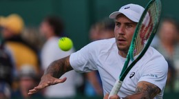  Alex Molčan odvracia úder Nemca Daniela Altmaiera v zápase 1. kola Wimbledonu