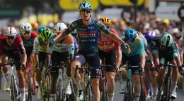 Tim Merlier oslavuje víťazstvo na Tour de France