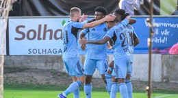 Hráči Slovana sa tešia z gólu počas prvého zápasu 3. predkola Ligy majstrov Mjällby AIF - ŠK Slovan Bratislava.