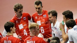 Tréner slovenskej volejbalovej reprezentácie mužov Michal Masný (tretí sprava) dáva pokyny svojim zverencom.
