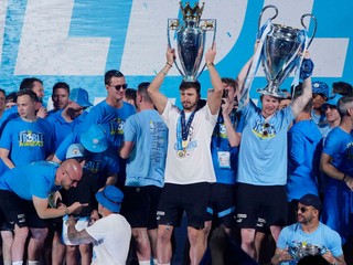 Manchester City oslavuje treble. 