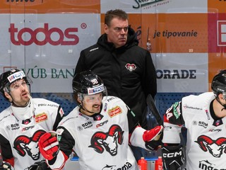 Hokejisti Banskej Bystrice a ich tréner Raimo Helminen.