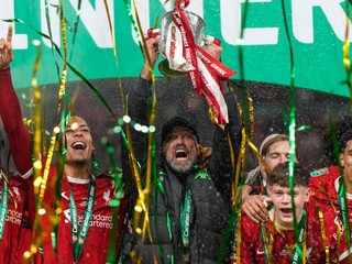 Jurgen Klopp oslavuje s trofejou anglického Ligového pohára.