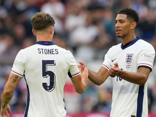 John Stones a Jude Bellingham v anglickom drese, archívna snímka.