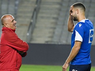 Vľavo tréner tímu Francesco Calzona a vpravo Dávid Hancko.