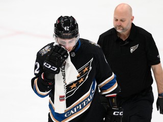 Martin Fehérváry odchádza z klziska po tom, ako sa zranil v zápase Washington Capitals - Boston Bruins