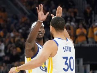 Krídelník Golden State Warriors Jimmy Butler (vľavo) oslavuje spolu s rozohrávačom Stephenom Currym (30).