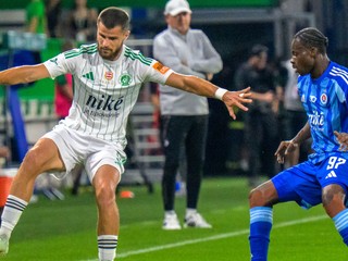 zľava Martin Regáli (Prešov) a Kelvin Ofori (Slovan)