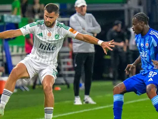 zľava Martin Regáli (Prešov) a Kelvin Ofori (Slovan)