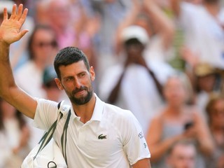 Novak Djokovič odchádza po prehre v semifinále Wimbledonu  proti Talianovi Jannikovi Sinnerovi
