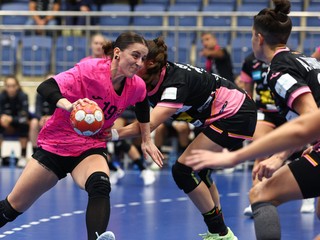 Uprostred zľava Adriána Holejová (Slovensko) a Ester Somazaová Boschová (Španielsko) bojujú o loptu