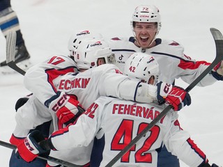 Martin Fehérváry (42) oslavuje gól so spoluhráčmi