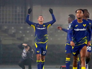 Verona oslavuje gól. 