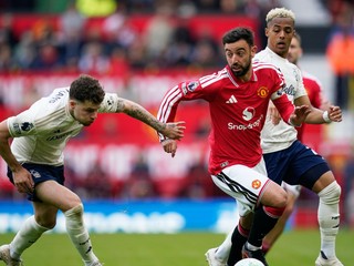 Kapitán Bruno Fernandes v drese Manchestru United proti Nottinghamu.