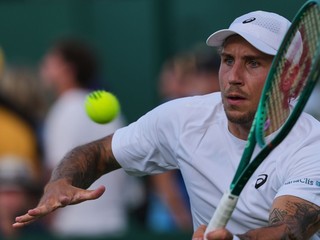  Alex Molčan odvracia úder Nemca Daniela Altmaiera v zápase 1. kola Wimbledonu