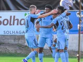 Hráči Slovana sa tešia z gólu počas prvého zápasu 3. predkola Ligy majstrov Mjällby AIF - ŠK Slovan Bratislava.