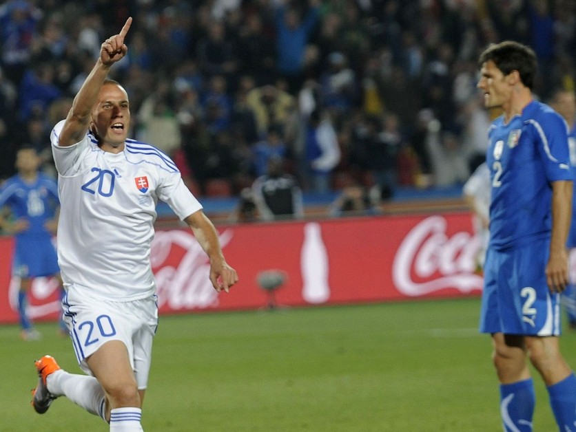 Radosť slovenského futbalistu Kamila Kopúneka (vľavo) po strelení tretieho gólu Slovákov v zápase základnej F-skupiny Slovensko - Taliansko v rámci futbalových MS v JAR na štadióne Ellis Park v Johannesburgu 24. júna 2010.