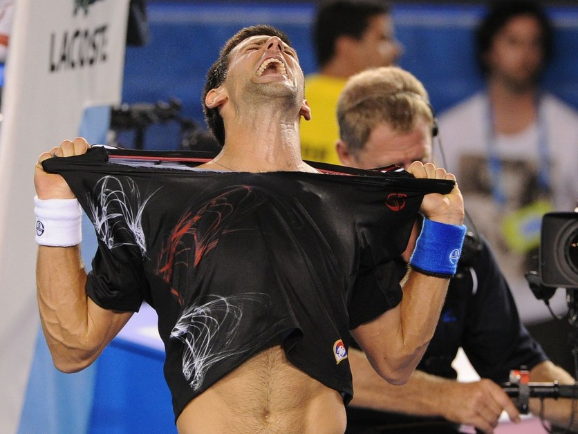 Novak Djokovič oslavuje vo finále Australian Open 2012. 