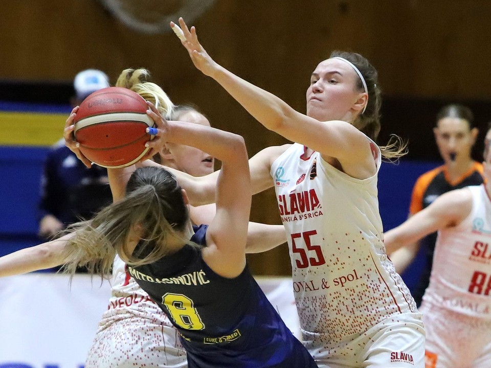 Mitrasinovičová (Piešťany) a Malašková (B. Bystrica) počas druhého finálového zápasu Niké extraligy žien v basketbale.