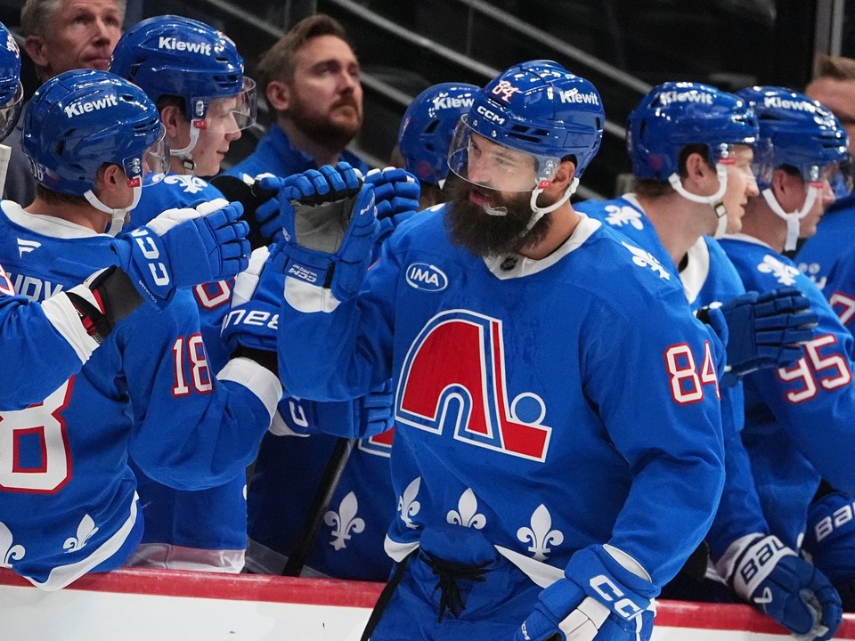 Momentka zo zápasu Montreal - Colorado. Avalanche nastúpili na stretnutie v spomienkových dresoch Quebecu Nordiques. 