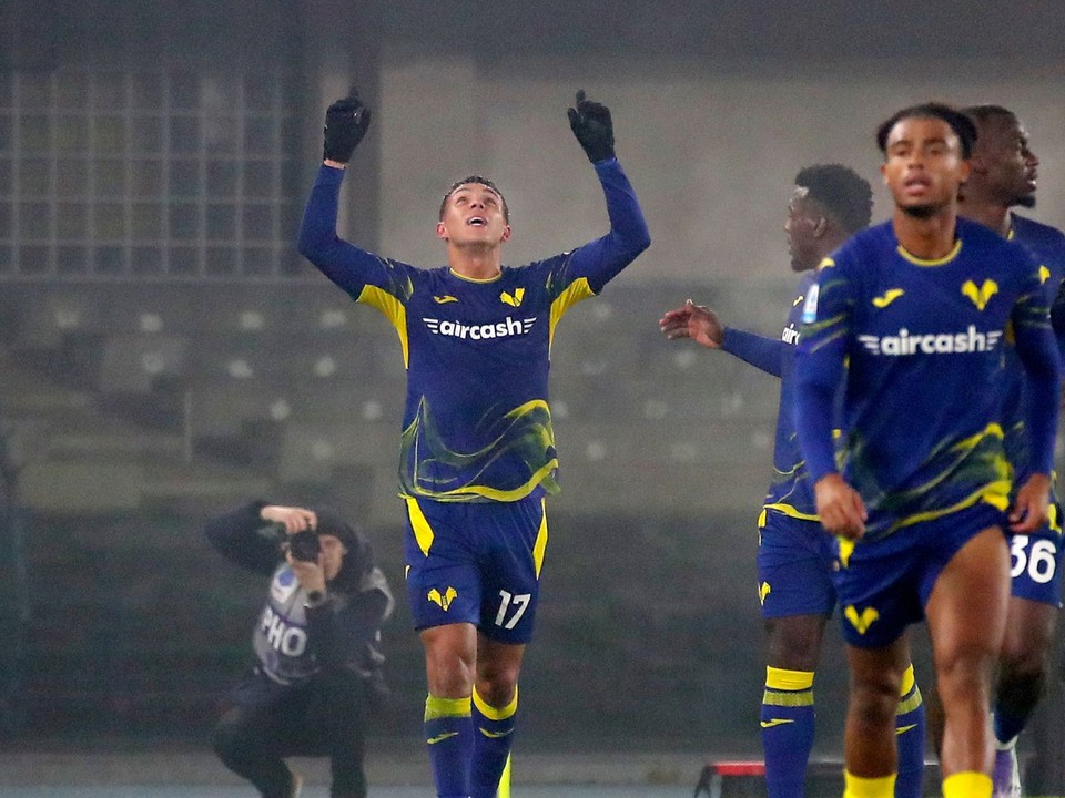 Verona oslavuje gól.