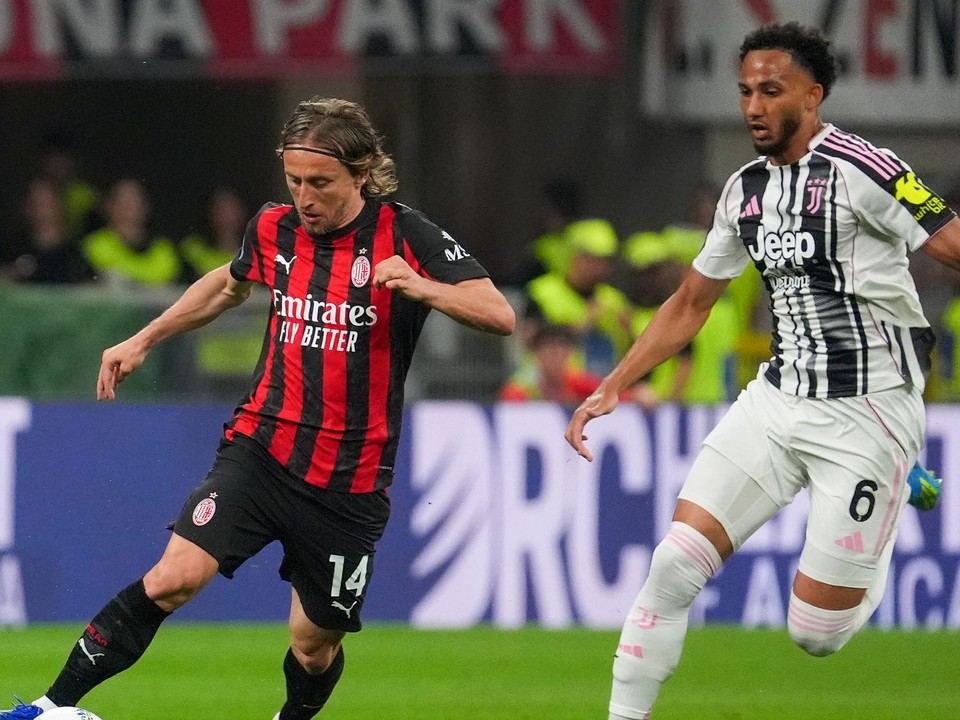 Zľava Luka Modrič a Lloyd Kelly