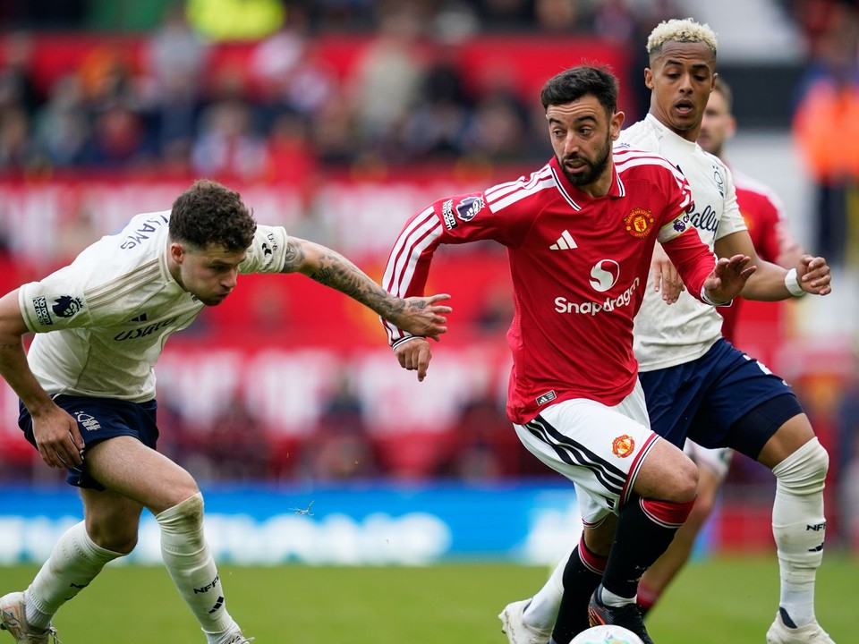 Kapitán Bruno Fernandes v drese Manchestru United proti Nottinghamu.