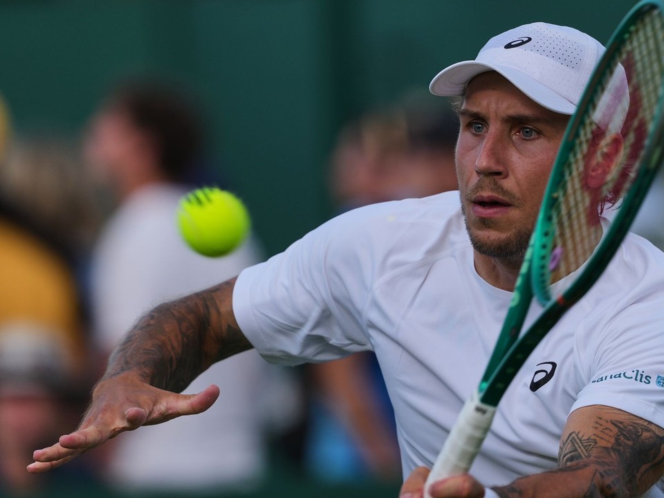  Alex Molčan odvracia úder Nemca Daniela Altmaiera v zápase 1. kola Wimbledonu