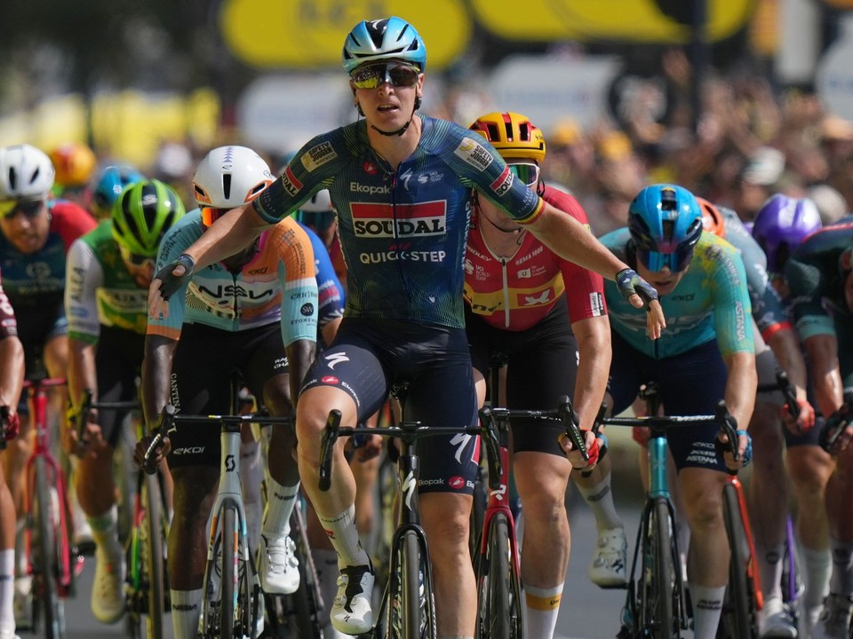 Tim Merlier oslavuje víťazstvo na Tour de France