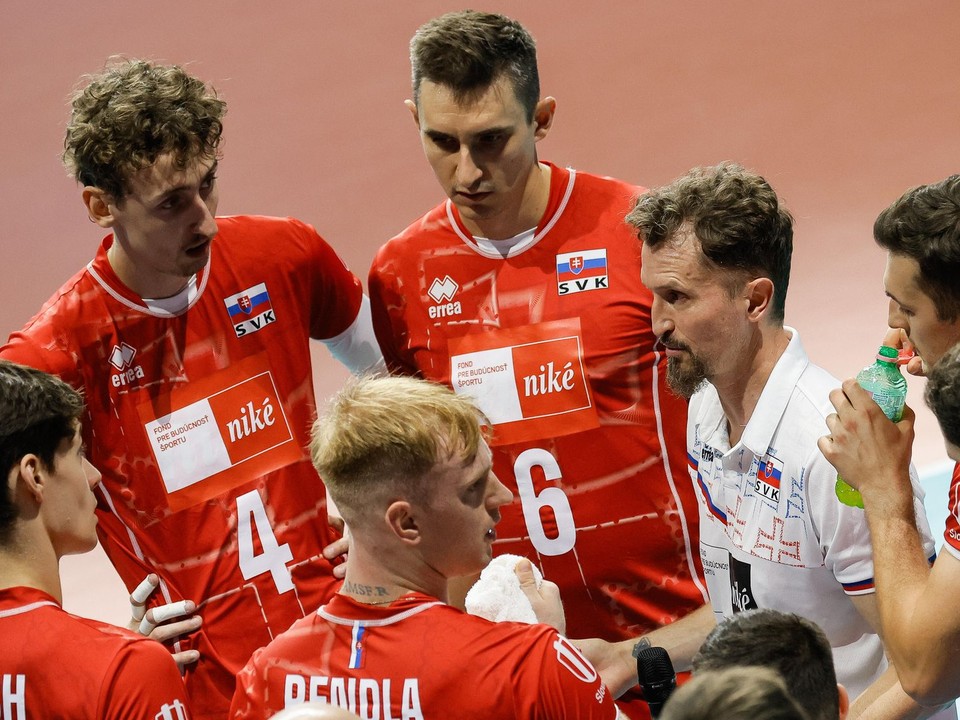 Tréner slovenskej volejbalovej reprezentácie mužov Michal Masný (tretí sprava) dáva pokyny svojim zverencom.
