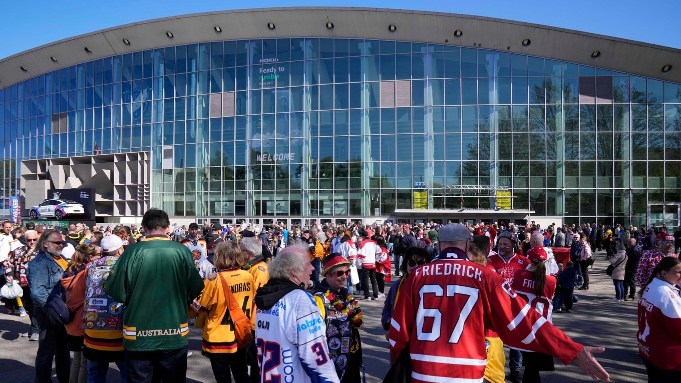Fanúšikovia pred uzavretou arénou Ice Hall v Helsinkách, v ktorej vypukol menší požiar. 