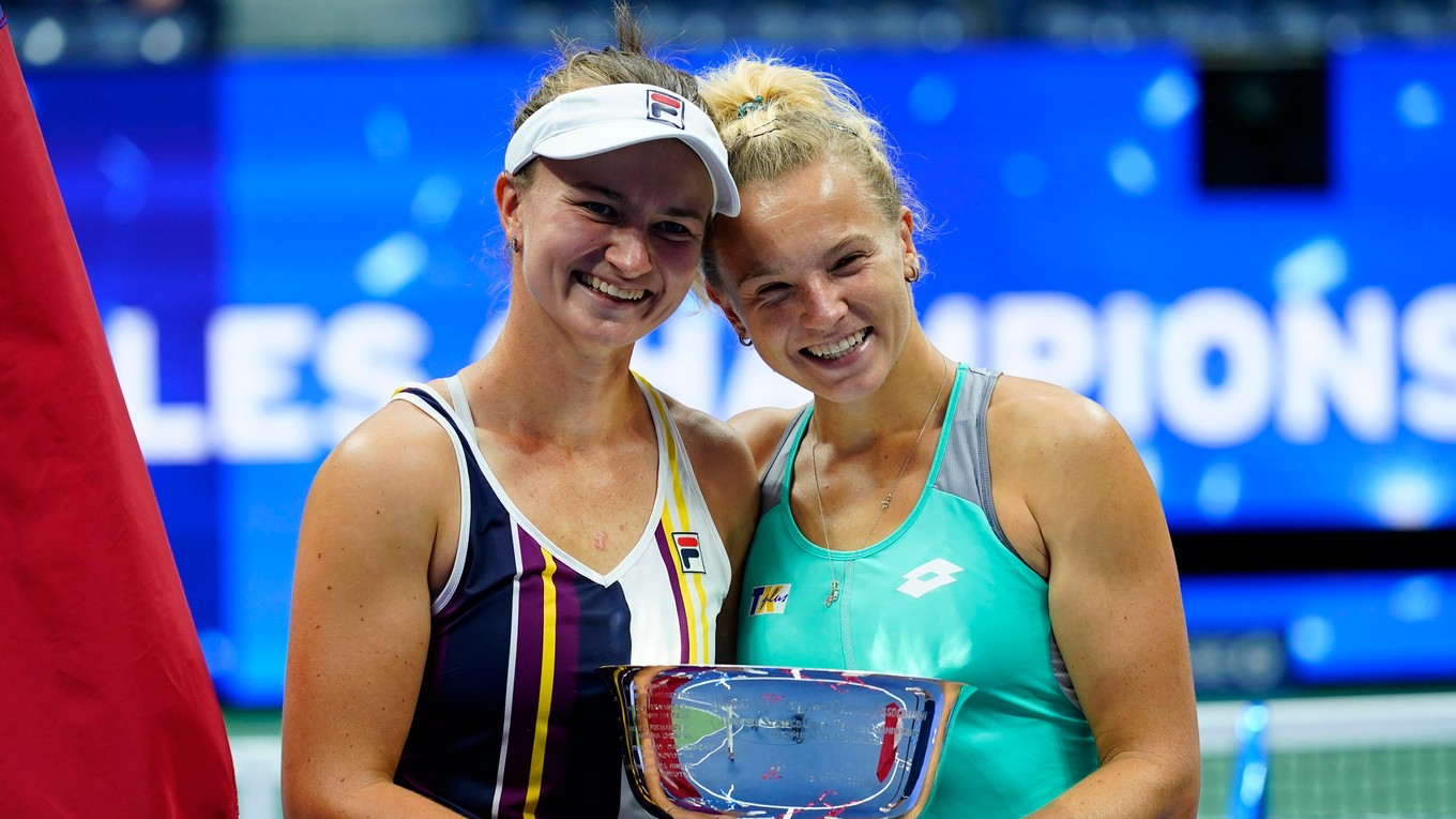 České tenistky Barbora Krejčíková a Kateřina Siniaková po triumfe na US Open 2022. 