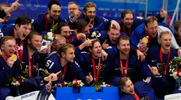 Spoločná fotografia hokejistov Fínska po triumfe na ZOH 2022.