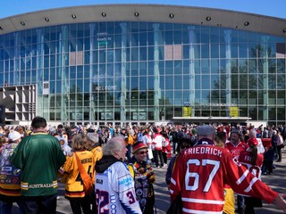 Fanúšikovia pred uzavretou arénou Ice Hall v Helsinkách, v ktorej vypukol menší požiar. 