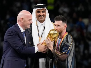 Lionel Messi v špeciálnom bishte prebral trofej pre majstra sveta vo futbale.