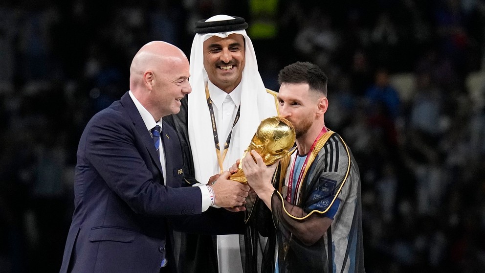 Lionel Messi v špeciálnom bishte prebral trofej pre majstra sveta vo futbale.