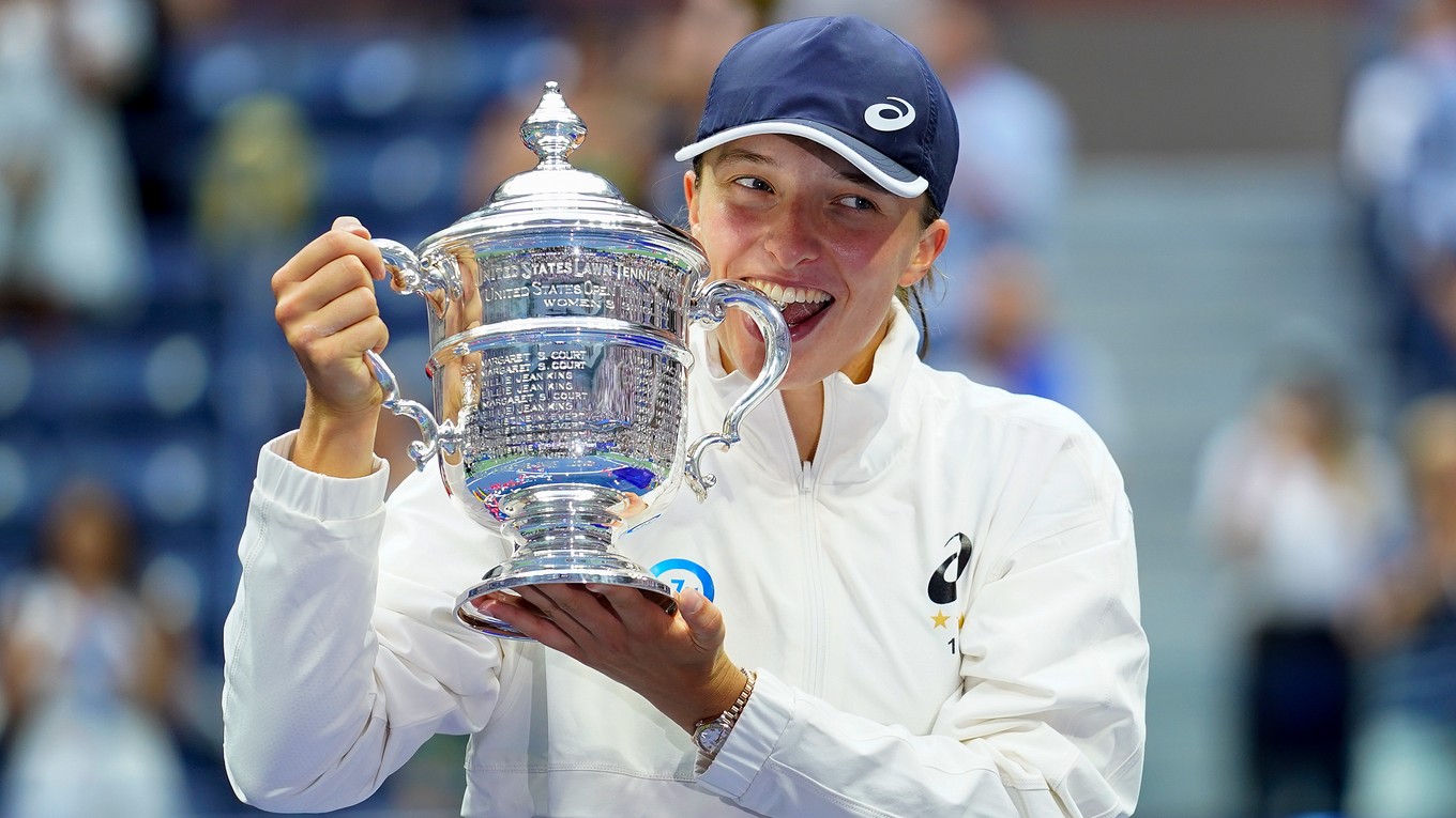 Iga Swiateková s trofejou za víťazstvo na US Open 2022.