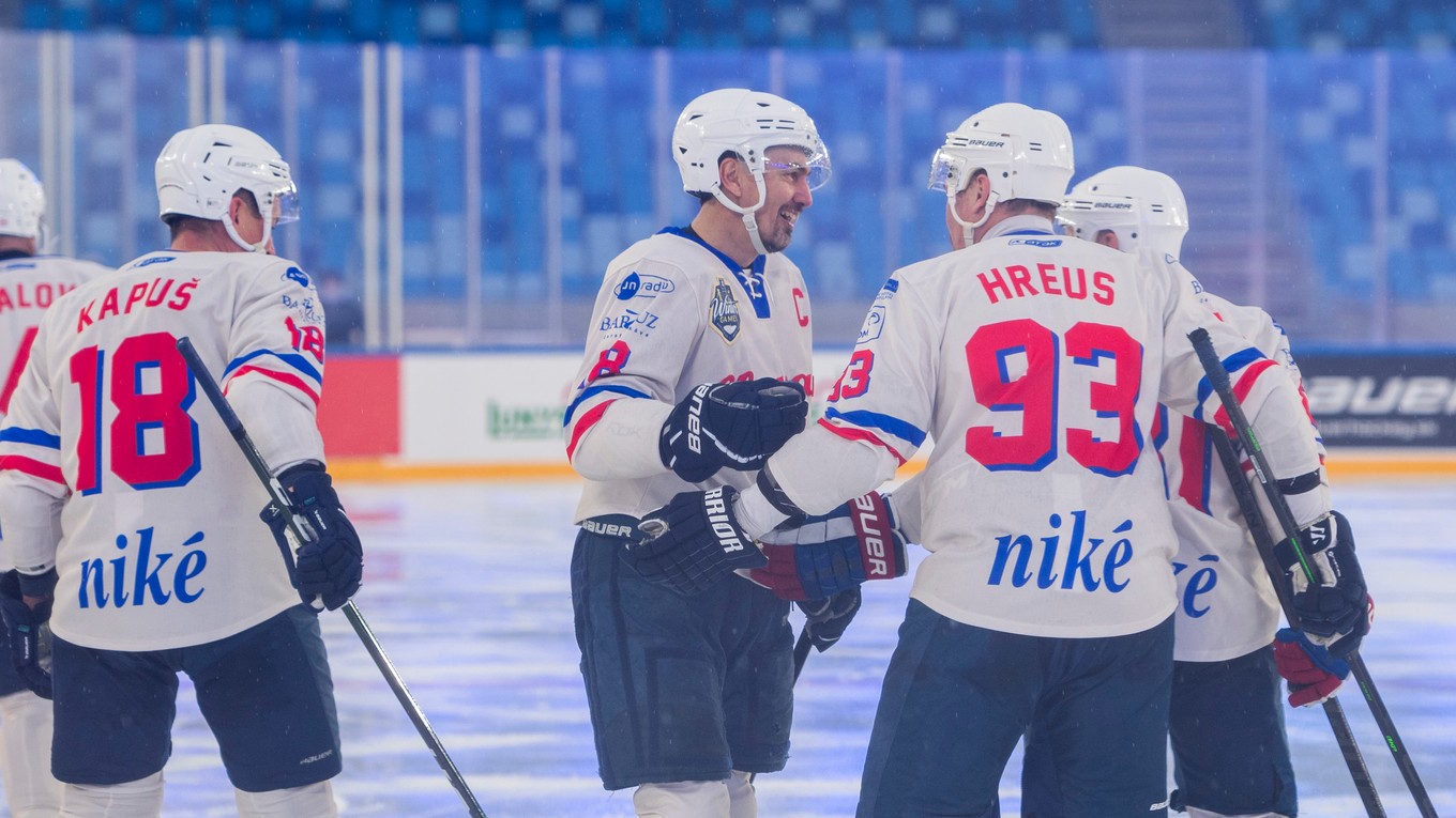 Miroslav Šatan (v strede) so spoluhráčmi z tímu Old Boys Slovan v zápase proti Old Boys Sparta v rámci Kaufland Winter Games 2023.